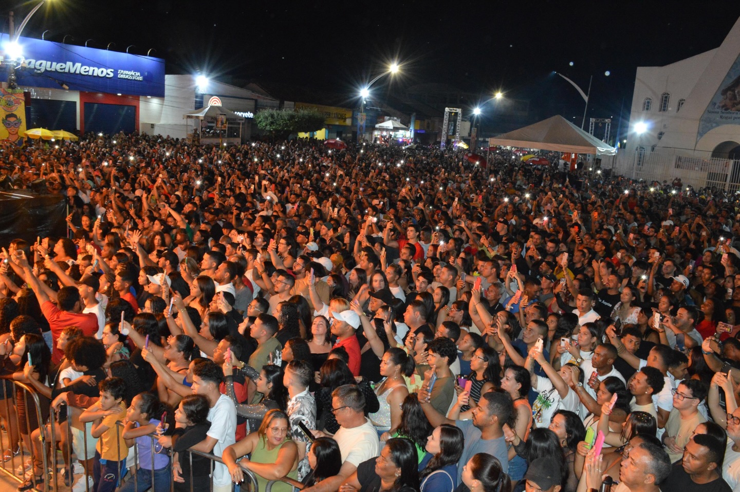 O circuito ferveu do começo ao fim: trio elétrico na rua, multidão na avenida e shows que levantaram geral.